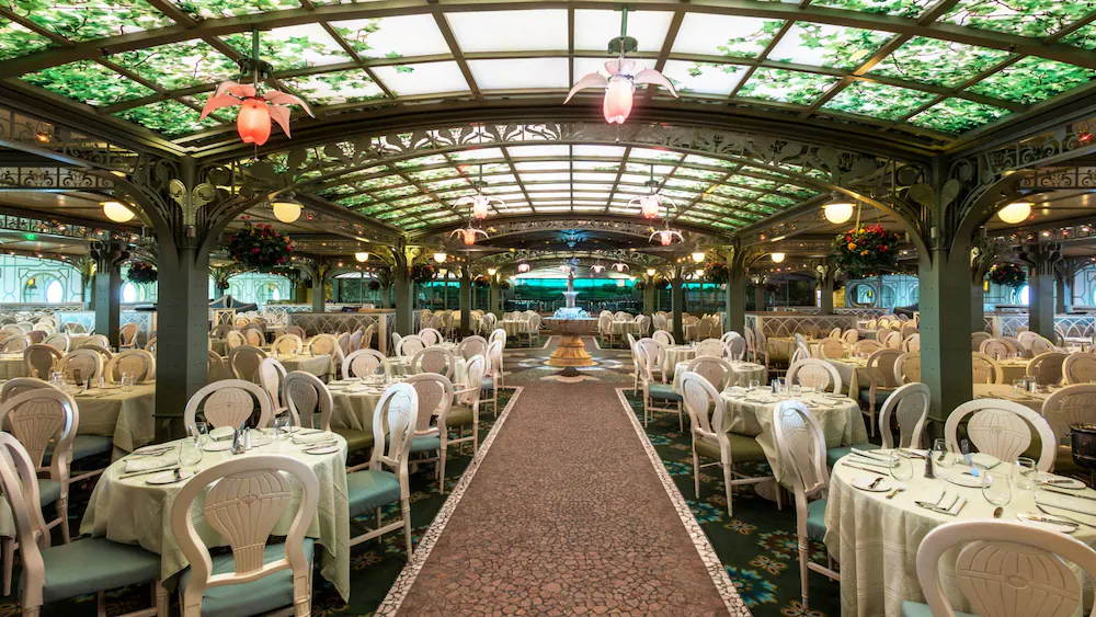 Interior del Disney Treasure